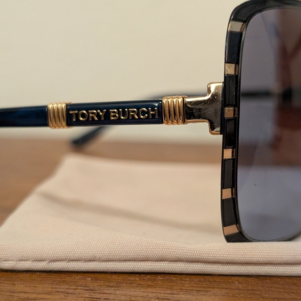 Tory Burch Sunglasses With Branded Case - Picture 9 of 9